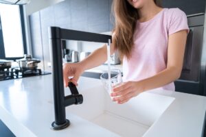 Baterie kuchenne – skąd wzięła się moda na czarne akcenty w kuchni?