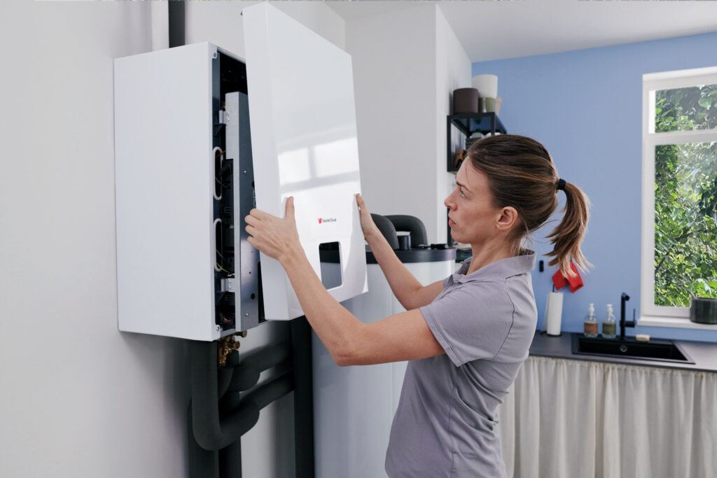 Serwisantka wykonująca przegląd pieca przed zimą